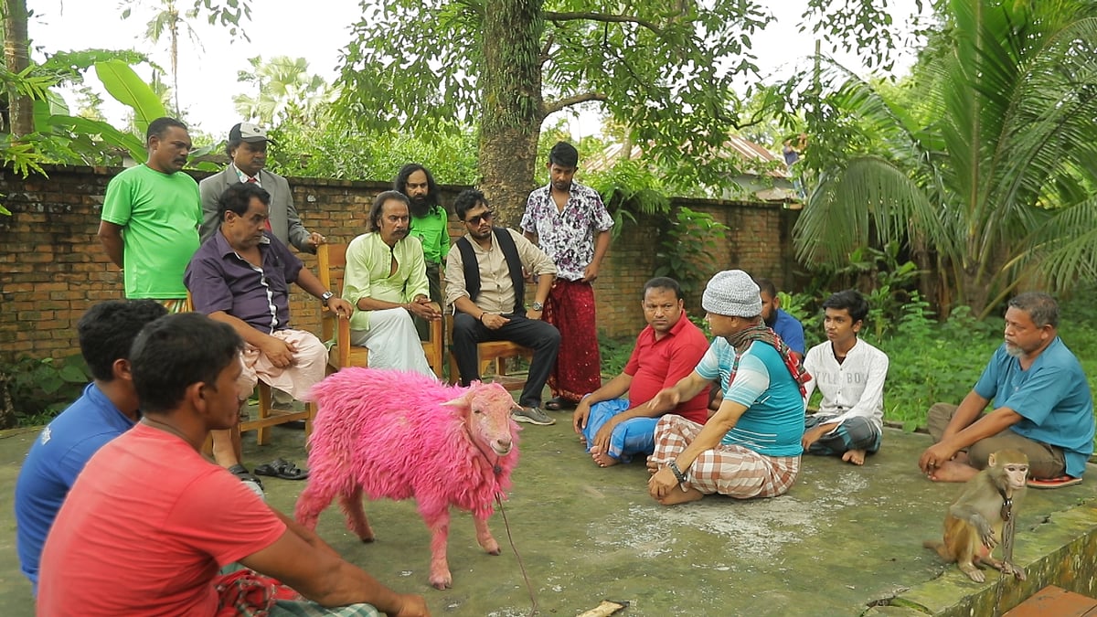 ‘শান্তি মলম দশ টাকা’ নাটকের দৃশ্য