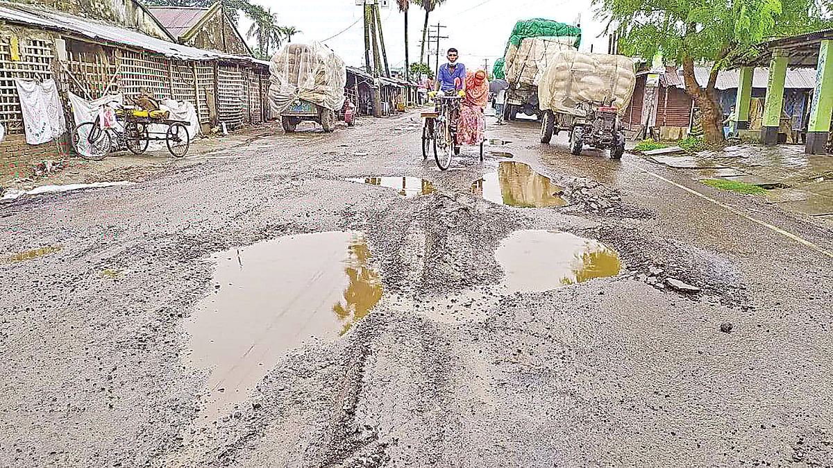 সড়কের পিচঢালাই উঠে গিয়ে বিভিন্ন স্থানে ছোট–বড় গর্তের সৃষ্টি হয়েছে। বৃষ্টিতে এসব গর্তে জমেছে পানি। সম্প্রতি সাতক্ষীরা-যশোর সড়কের ঝাউডাঙ্গা বাজারের এলাকায়