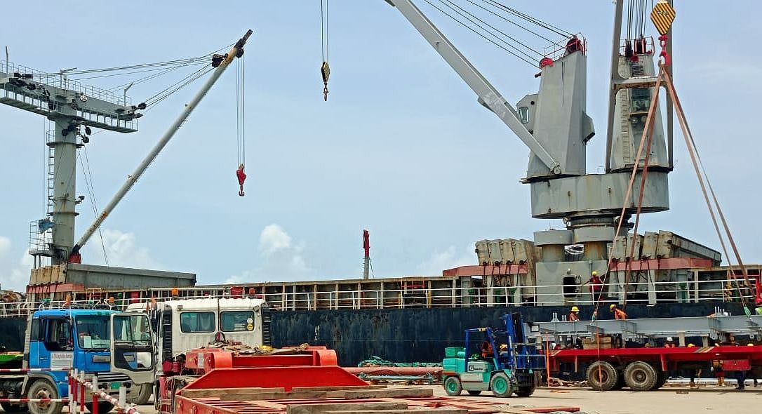 কক্সবাজারের মাতারবাড়ী তাপবিদ্যুৎ প্রকল্পের বন্দর চ্যানেলে ভিড়েছে পণ্যবাহী বিদেশি জাহাজ। ৯ সেপ্টেম্বর দুপুরে