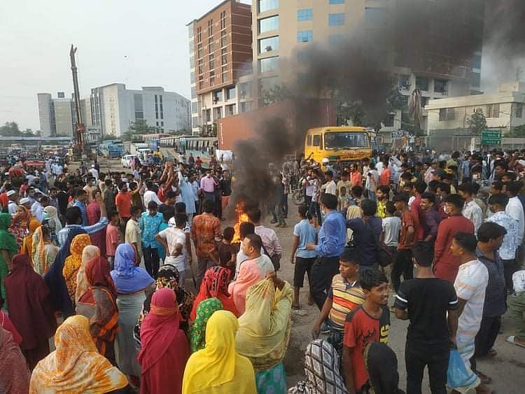 গাজীপুর সিটি করপোরেশনের মেয়র জাহাঙ্গীর আলমের বিরুদ্ধে বঙ্গবন্ধুকে নিয়ে বিতর্কিত মন্তব্য করার অভিযোগ তুলে সড়ক অবরোধ করেন আওয়ামী লীগের নেতা–কর্মীরা। আজ বৃহস্পতিবার বিকেল চারটায় ঢাকা –ময়মনসিংহ মহাসড়কের টঙ্গী স্টেশনরোড এলাকায়