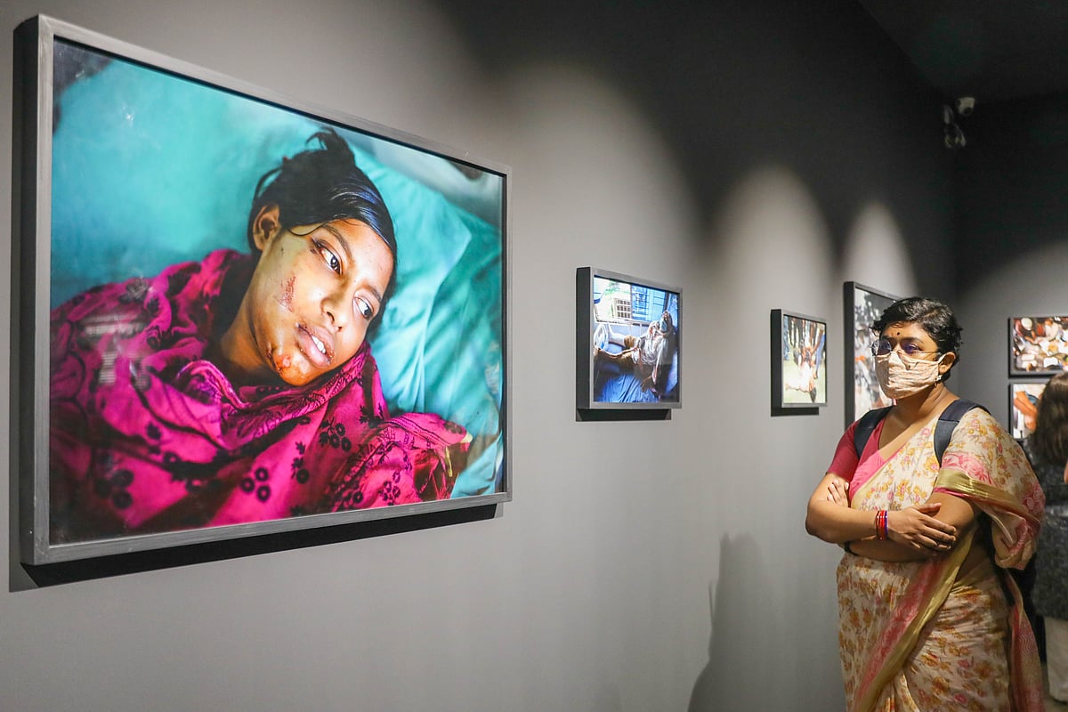 দেয়ালে ফুটে উঠেছে জীবনের গল্প, জীবন হারানোর গল্প।