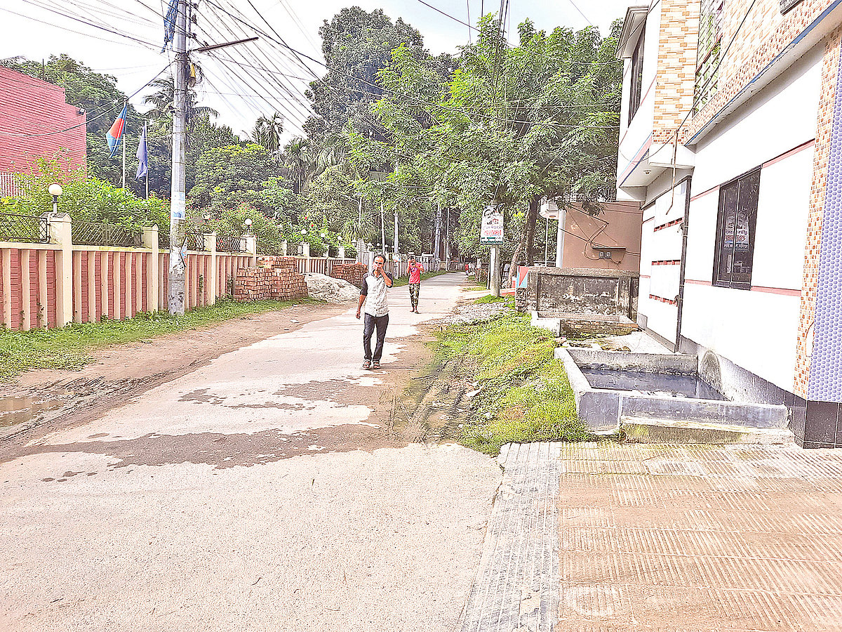 ভবনের চৌবাচ্চা উপচে পানি আসে সড়কে। সম্প্রতি ঝিনাইদহ পৌরসভার চাকলাপাড়ায়