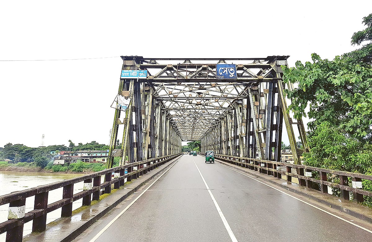 সাইনবোর্ড থেকে মুছে ফেলা হয়েছে রিয়ার অ্যাডমিরাল এম এ খানের নাম। আছে শুধু ‘সেতু’ লেখা। শুক্রবার তোলা