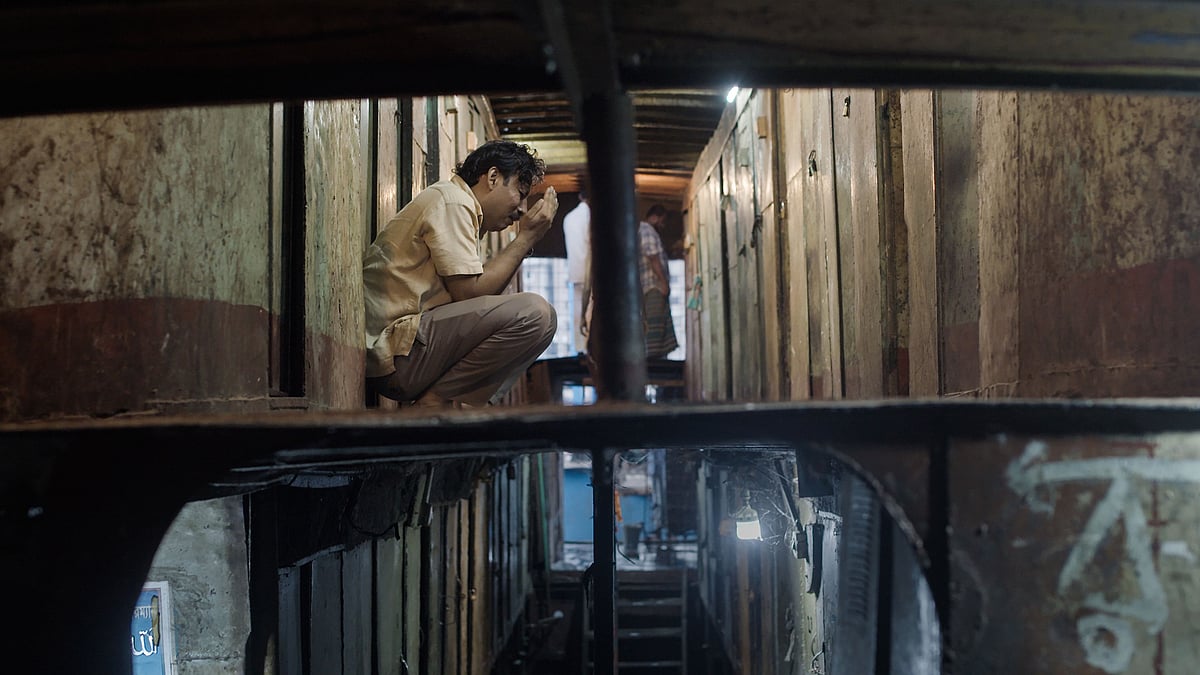 ‘পায়ের তলায় মাটি নাই’ চলচ্চিত্রের একটি দৃশ্য