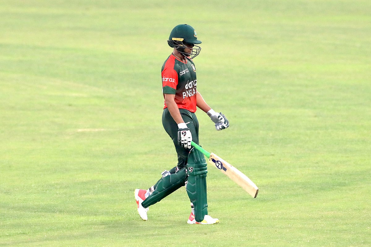 টি-টোয়েন্টিতে অলরাউন্ডার র্যাঙ্কিংয়ের শীর্ষস্থান হারিয়েছেন সাকিব