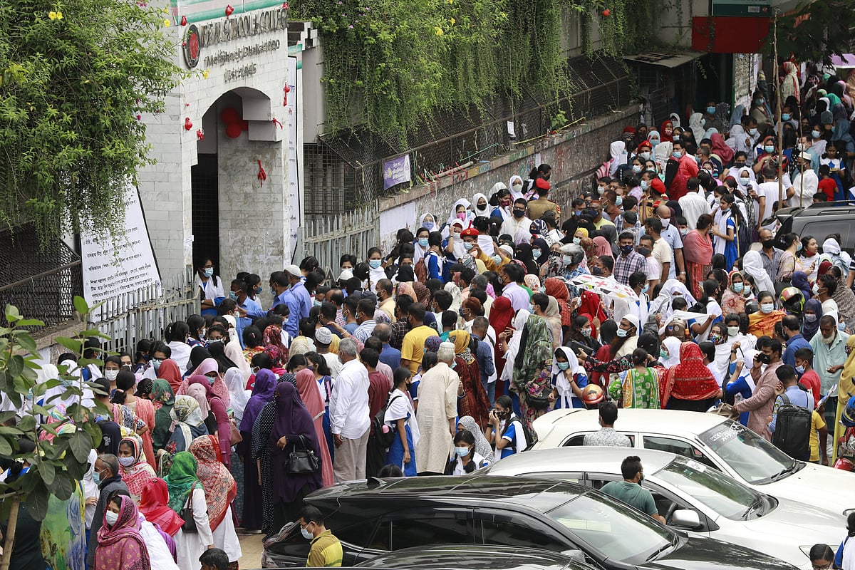 রাজধানীর মতিঝিল আইডিয়াল স্কুল অ্যান্ড কলেজের সামনে ছুটির পর শিক্ষার্থী ও অভিভাবকদের ভিড়