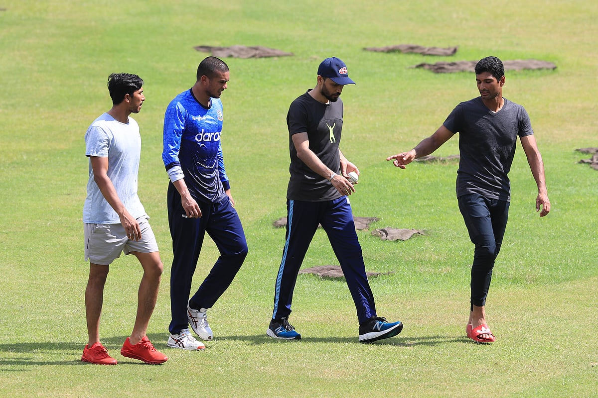 আজ মিরপুর শেরেবাংলা স্টেডিয়ামে (বাঁ থেকে) সৌম্য সরকার, তাসকিন আহমেদ ও মাহমুদউল্লাহর সঙ্গে মাশরাফি বিন মুর্তজা