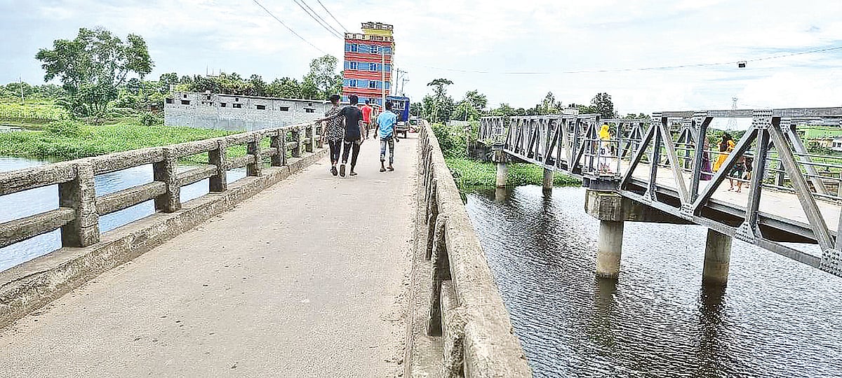 নারায়ণগঞ্জের সোনারগাঁয়ে মেনিখালী খালের ওপর সেতুটি (বাঁয়ে) নির্মাণ করা হয় ১৯৮২ সালে। অপ্রশস্ত হওয়ার কারণে ২০০৭ সালে এর পাশে আরও একটি বেইলি সেতু নির্মাণ করা হয়। দুটি সেতুর কোনটিতেই বড় যানবাহন চলতে পারে না। গত সোমবার বিকেলে