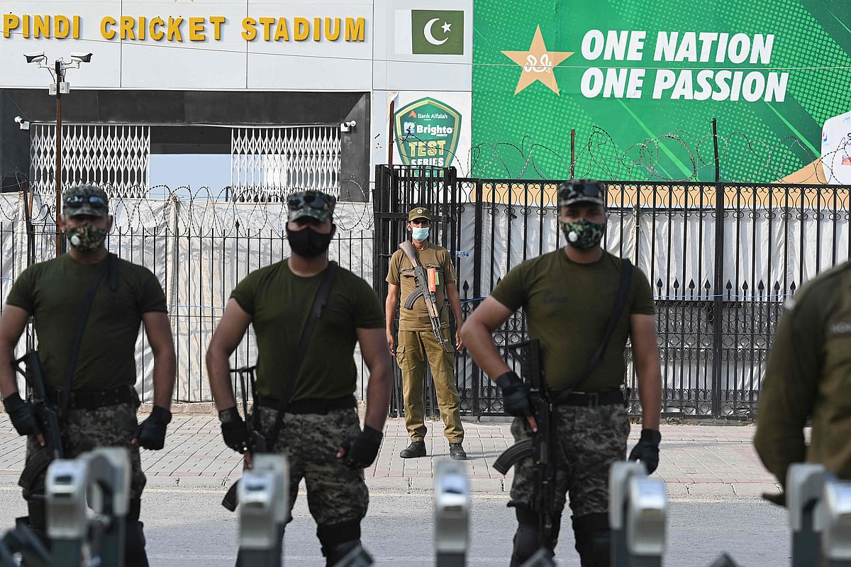 নিউজিল্যান্ড পাকিস্তান সফর বাতিল করেছে নিরাপত্তাশঙ্কায়। এরপর ইংল্যান্ডও 
আগামী মাসের পাকিস্তান সফর বাতিল করেছে