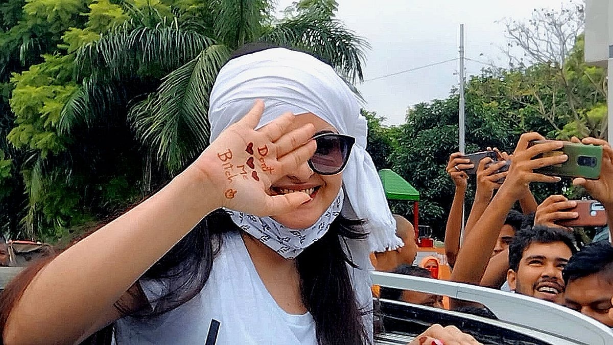 গাজীপুরের কাশিমপুর কারাগার থেকে মুক্তির পর চিত্রনায়িকা পরীমনি। আজ বুধবার সকালে