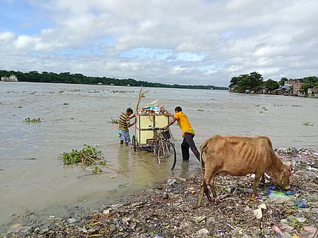 সুগন্ধা নদীতে ময়লা ফেলছেন পরিচ্ছন্নতাকর্মীরা। বৃহস্পতিবার ঝালকাঠির মেঘনা পেট্রোলিয়াম ডিপো এলাকায়