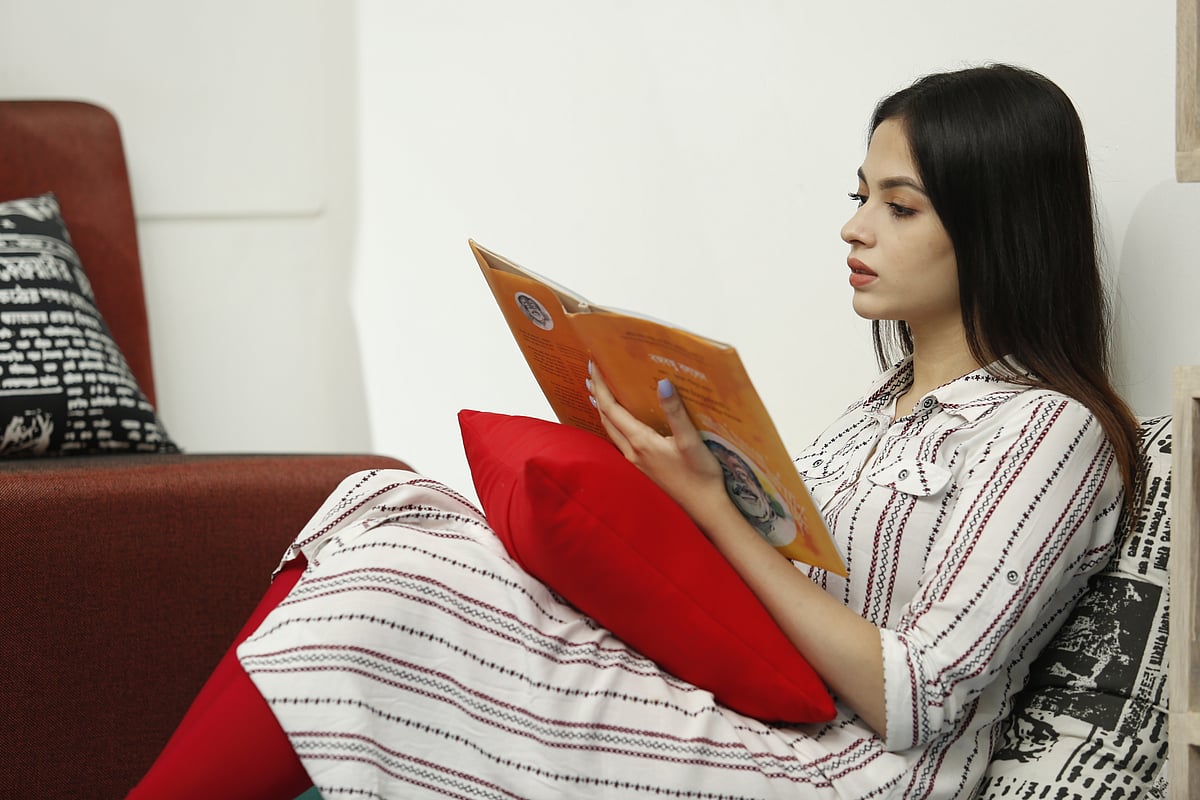 বই পড়ার সময় তা যেন থাকে চোখ বরাবর