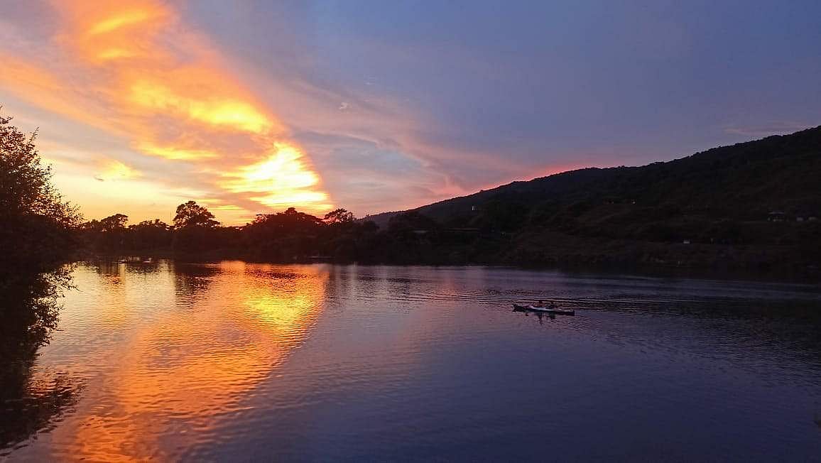 দীর্ঘদিন পর পর্যটনস্থান ভ্রমণের ওপর নিষেধাজ্ঞা উঠে গেছে। প্রকৃতির এমন দৃশ্য দেখতে যাওয়ার সময়ও স্বাস্থ্যবিধি মানতে হবে। শহীদ সিরাজ লেক, তাহিরপুর, সুনামগঞ্জ