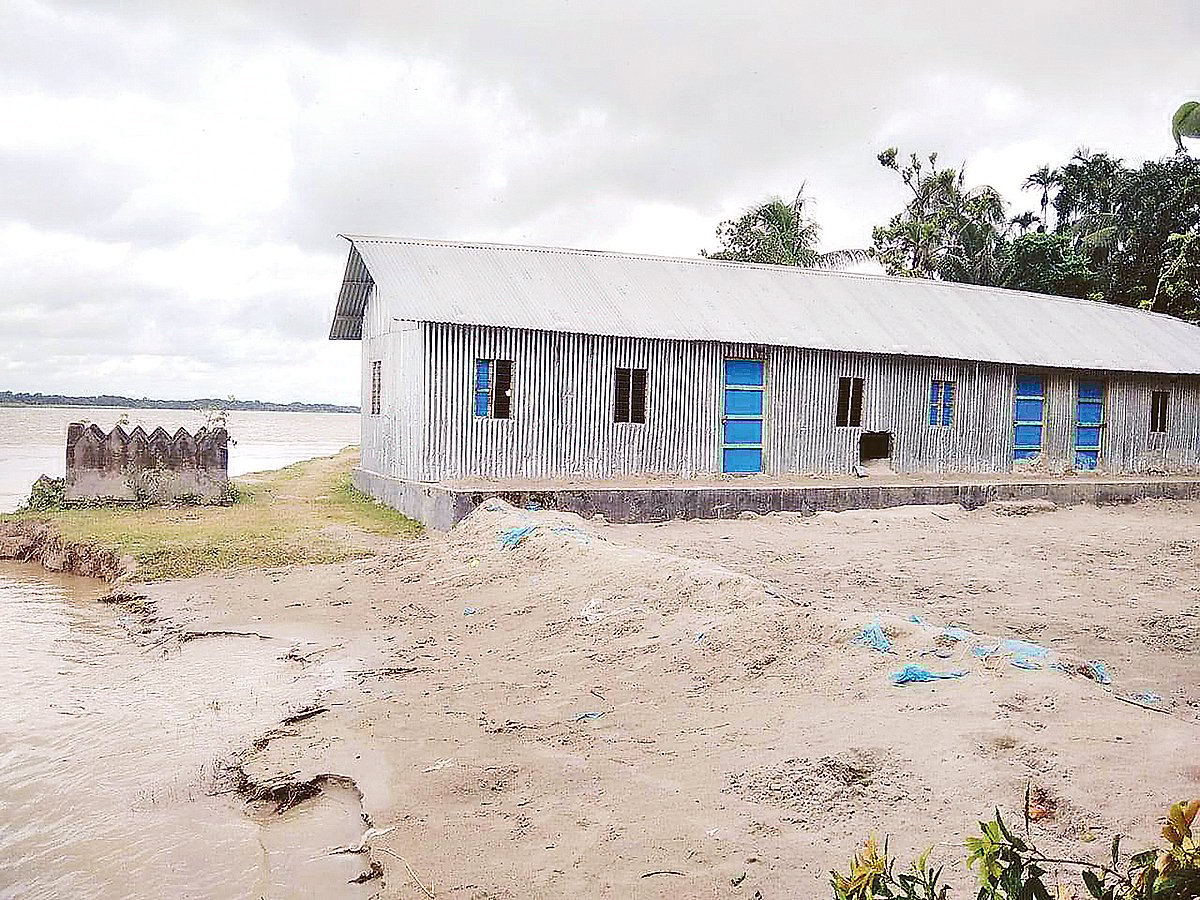 মধুমতী নদীর ভাঙনের কবলে আলফাডাঙ্গার পশ্চিম নারাণদিয়া সরকারি প্রাথমিক বিদ্যালয়।  এতে অনিশ্চিত হয়ে পড়ছে শিক্ষার্থীদের পাঠদান। সাম্প্রতিক ছবি