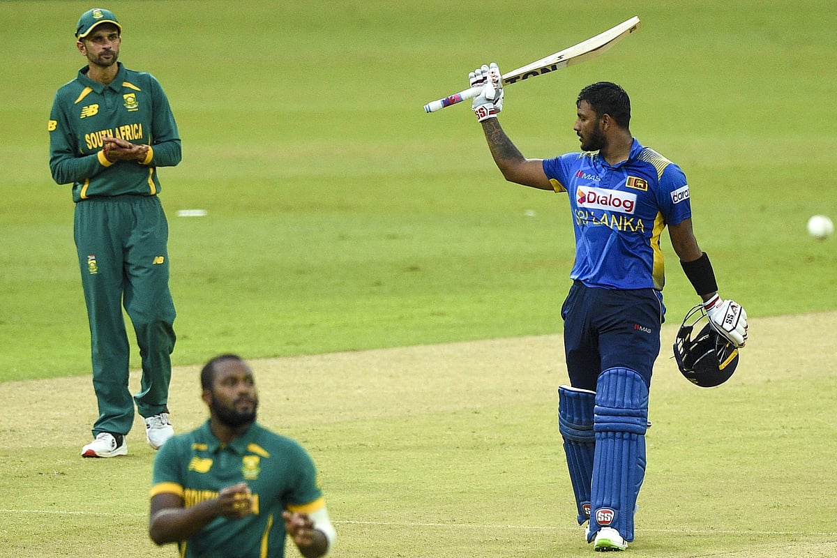 আভিস্কা ফার্নান্ডোর সেঞ্চুরি উদ্‌যাপন