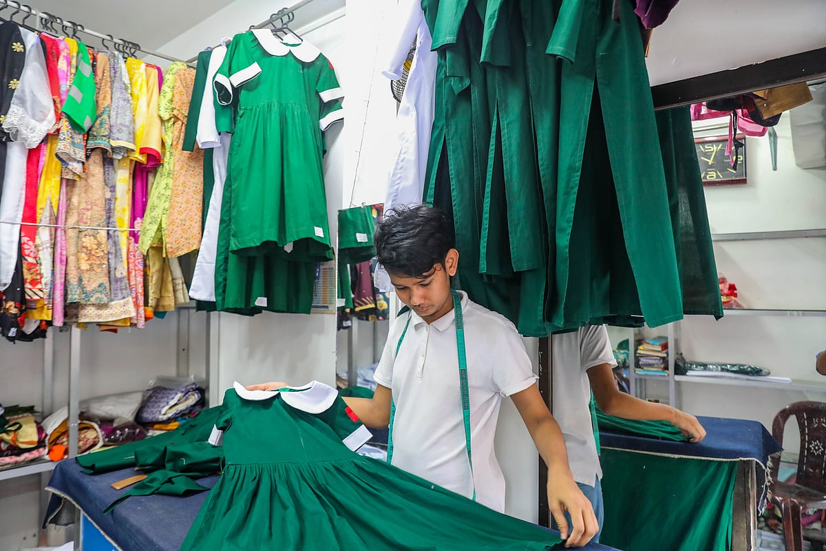 দীর্ঘদিন স্কুল বন্ধ থাকায় বাড়ন্ত শিশুদের ইউনিফর্ম ছোট হয়ে গেছে। হঠাৎ স্কুল খোলার ঘোষণা আসায় অভিভাবকেরা ছুটছেন নতুন ইউনিফর্ম বানাতে। মঙ্গলবার রাজধানীর লালমাটিয়ার একটি টেইলার্সে