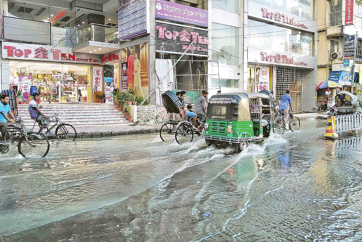 বরিশাল নগরে ঢুকে পড়েছে কীর্তনখোলা 
নদীর জোয়ারের পানি। গতকাল বিকেলে 
সদর রোডে