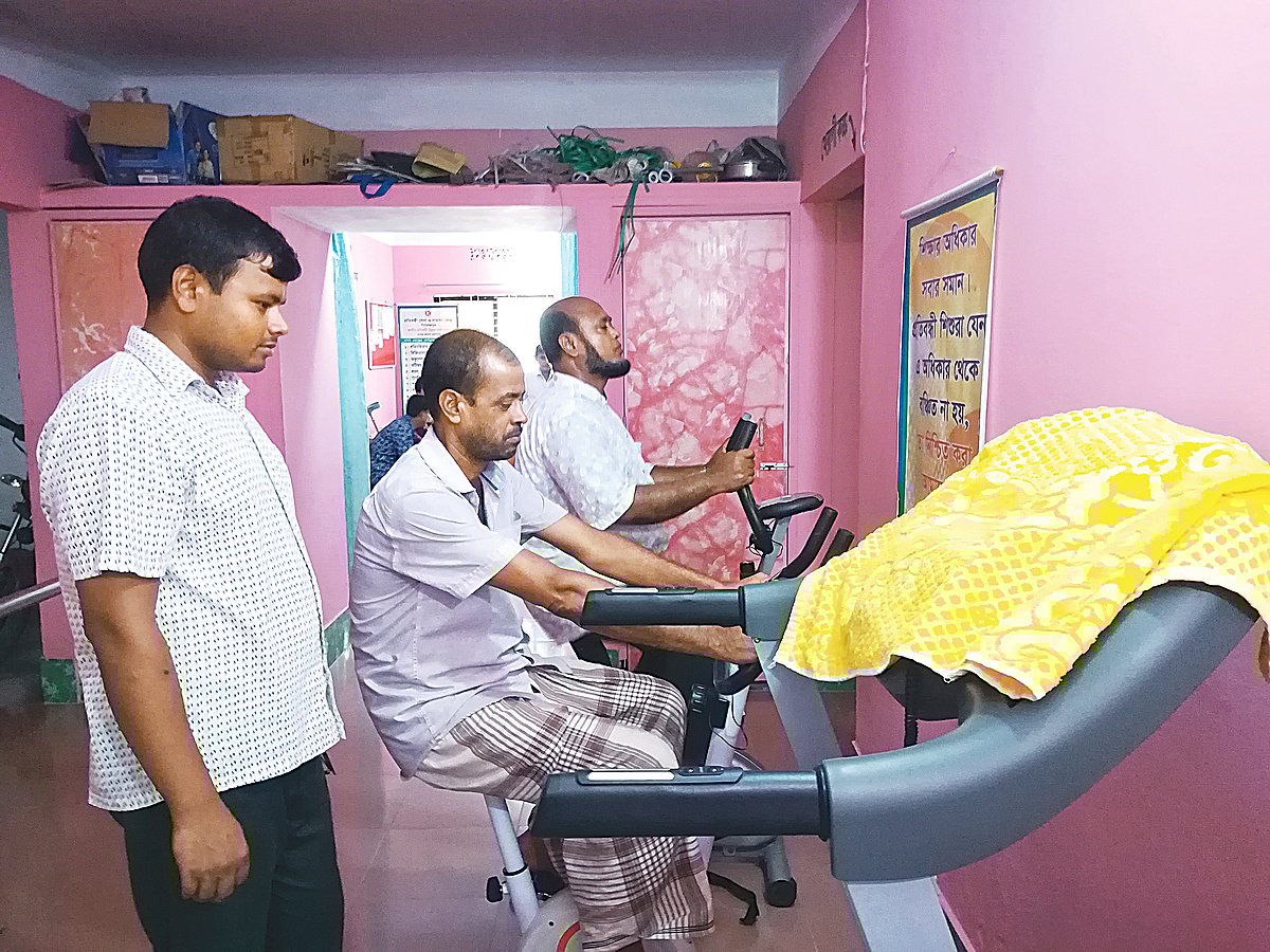 ফিজিওথেরাপি নিচ্ছেন পক্ষাঘাতগ্রস্ত রোগীরা। পিরোজপুরের প্রতিবন্ধী সেবা ও সাহায্য কেন্দ্রে