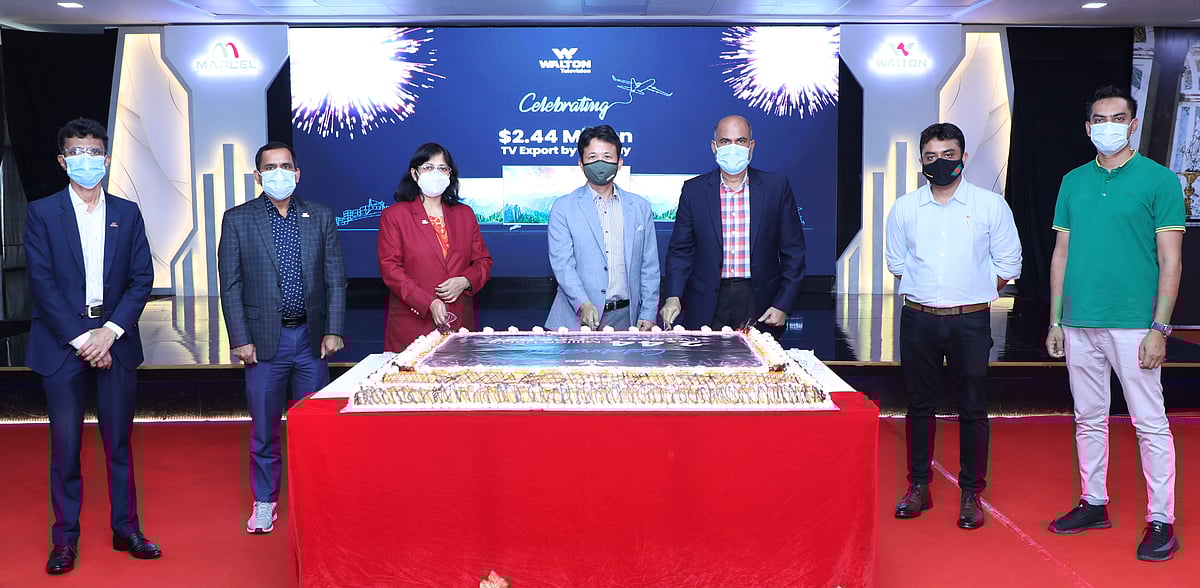 ইউরোপে টিভি রপ্তানি সাফল্য উদ্‌যাপনে কেক কাটছেন ওয়ালটনের ঊর্ধ্বতন কর্মকর্তারা