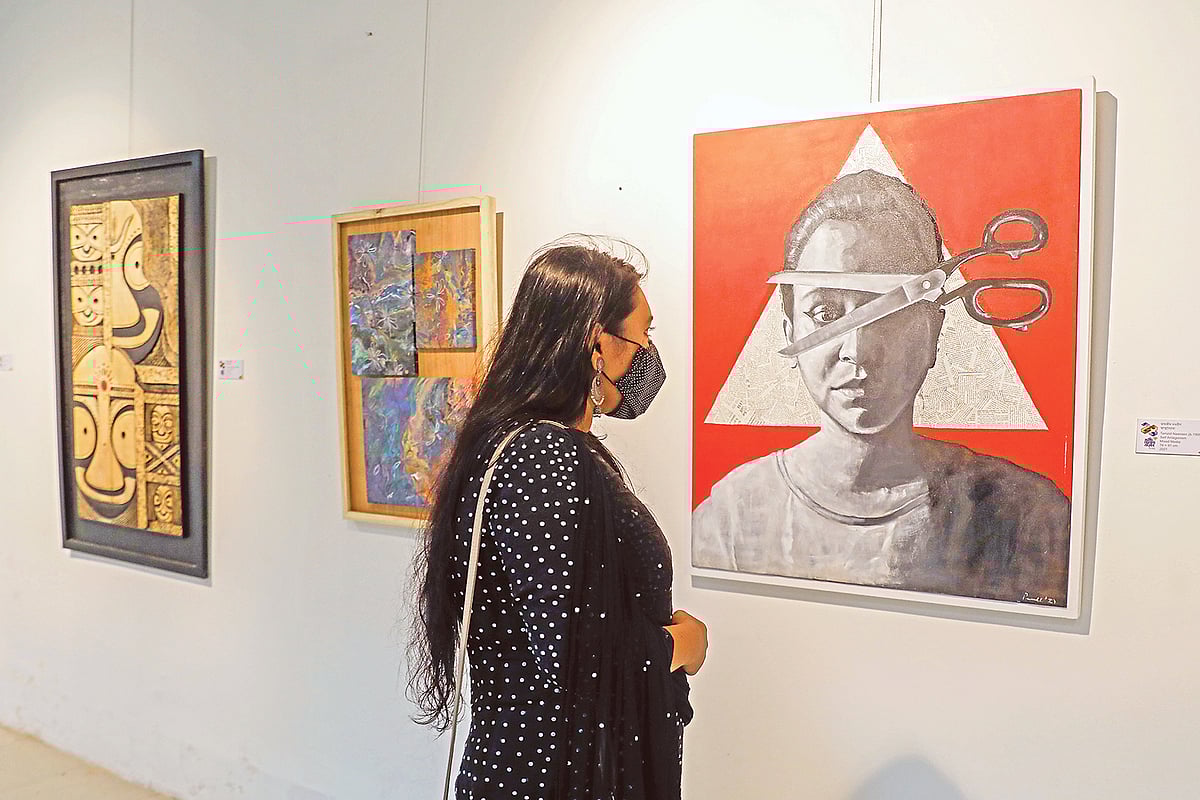 শিল্পকলা একাডেমিতে প্রদর্শনী দেখছেন এক দর্শক। গত মঙ্গলবার