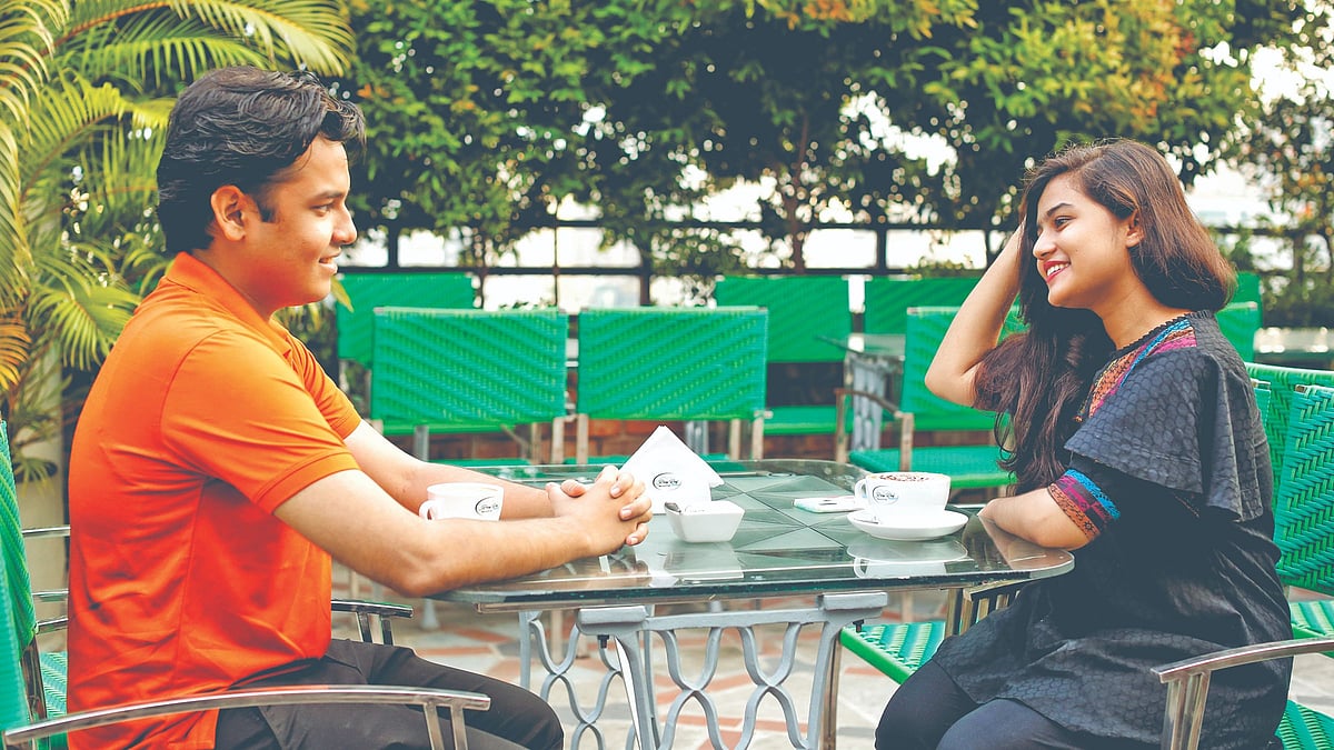 চেনা মানুষের মুখ লুকিয়ে রেস্তোরাঁ বা পার্কে লাজুক চেহারা নিয়ে বসে থাকাই তো প্রথম প্রেমের সুখের দিন। প্রতীকী এই ছবিতে মডেল হয়েছেন আফরা ও গালিব