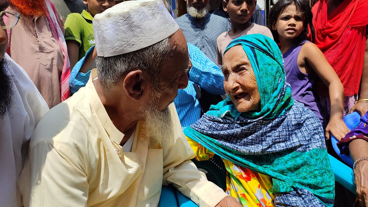 দীর্ঘ ৭০ বছর পর মায়ের সঙ্গে ছেলের দেখা। আজ শনিবার ব্রাহ্মণবাড়িয়ার বাঞ্ছারামপুর উপজেলার আশ্রাববাদ গ্রামে