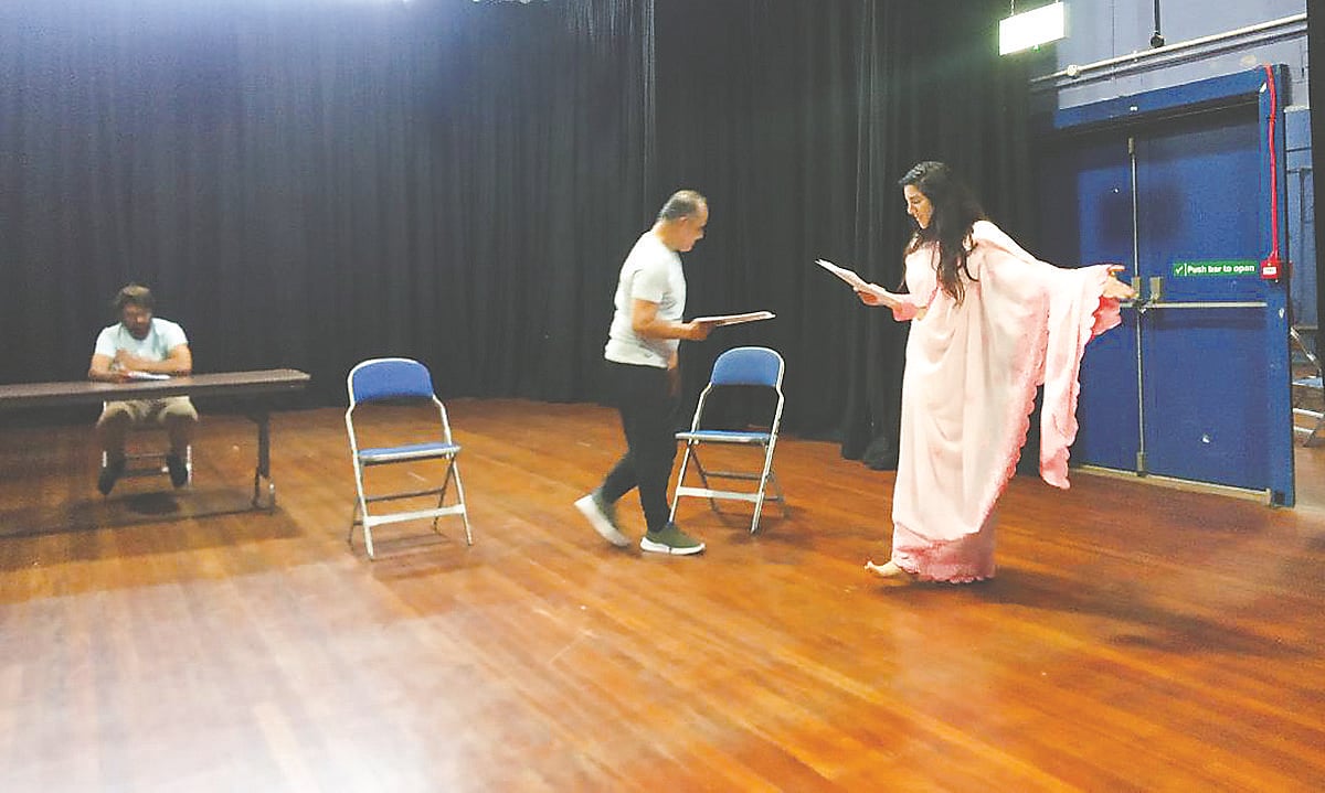 ডেথ অব অ্যান অরেঞ্জ নাটকের মহড়া চলছে । ছবি: সংগৃহীত