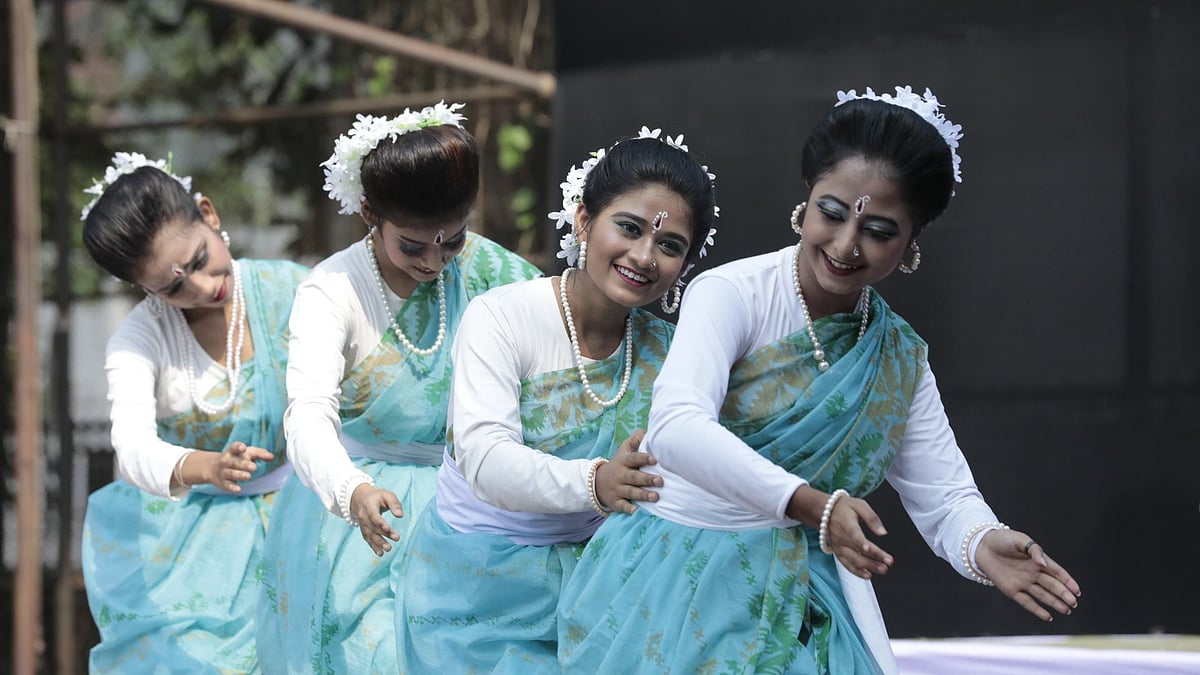 শিল্পকলা একাডেমি প্রাঙ্গণে সত্যেন সেন শিল্পগোষ্ঠী আয়োজিত শরৎ উৎসবে নৃত্যশিল্পীদের পরিবেশনা। ঢাকা, ২৪ সেপ্টেম্বর।