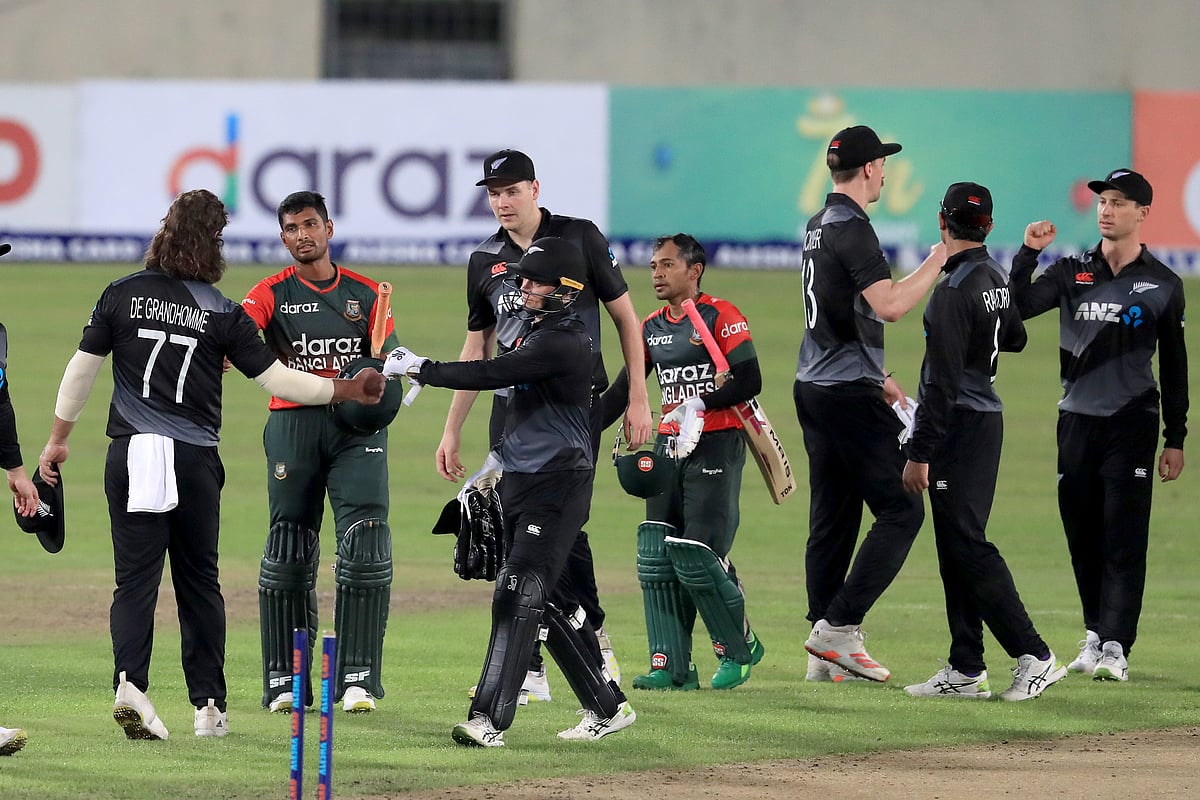 ম্যাচ শেষে নিউজিল্যান্ডের খেলোয়াড়দের অভিনন্দনে সিক্ত মুশফিক-মাহমুদউল্লাহ