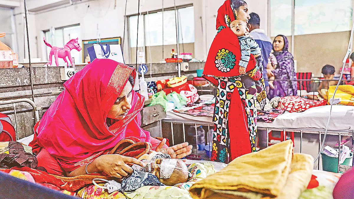 ঢাকা শিশু হাসপাতালে অসুস্থ এক শিশুর শুশ্রূষায় মা