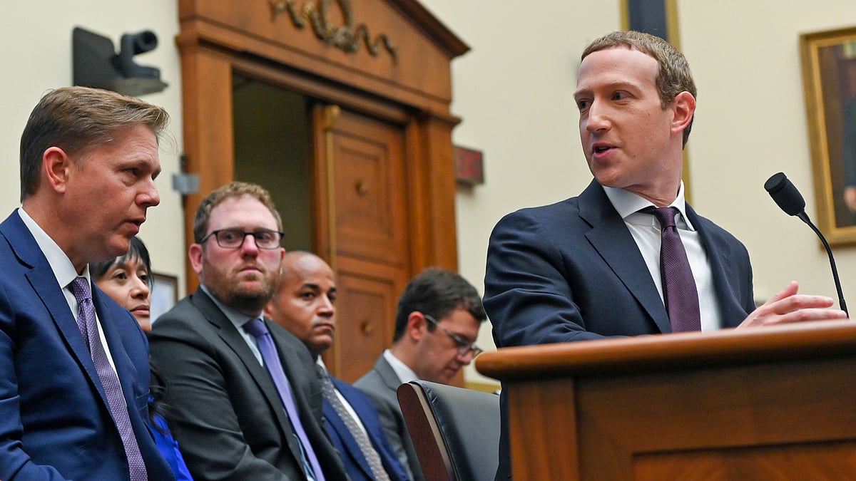 ২০১৯ সালে এক শুনানির ফাঁকে নিজের আইনজীবীদের সঙ্গে পরামর্শ করছেন মার্ক জাকারবার্গ