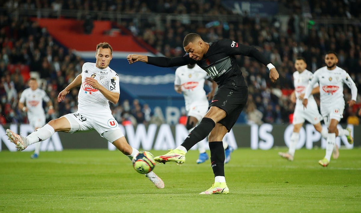 পিএসজিকে একাই টেনেছেন এমবাপ্পে