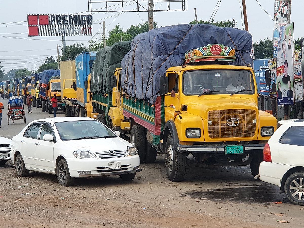 রাজবাড়ীর দৌলতদিয়া ঘাটে ঢাকামুখী যানবাহন দীর্ঘ সময় ধরে আটকে আছে। ২৮ অক্টোবর, দৌলতদিয়া, গোয়ালন্দ, রাজবাড়ী