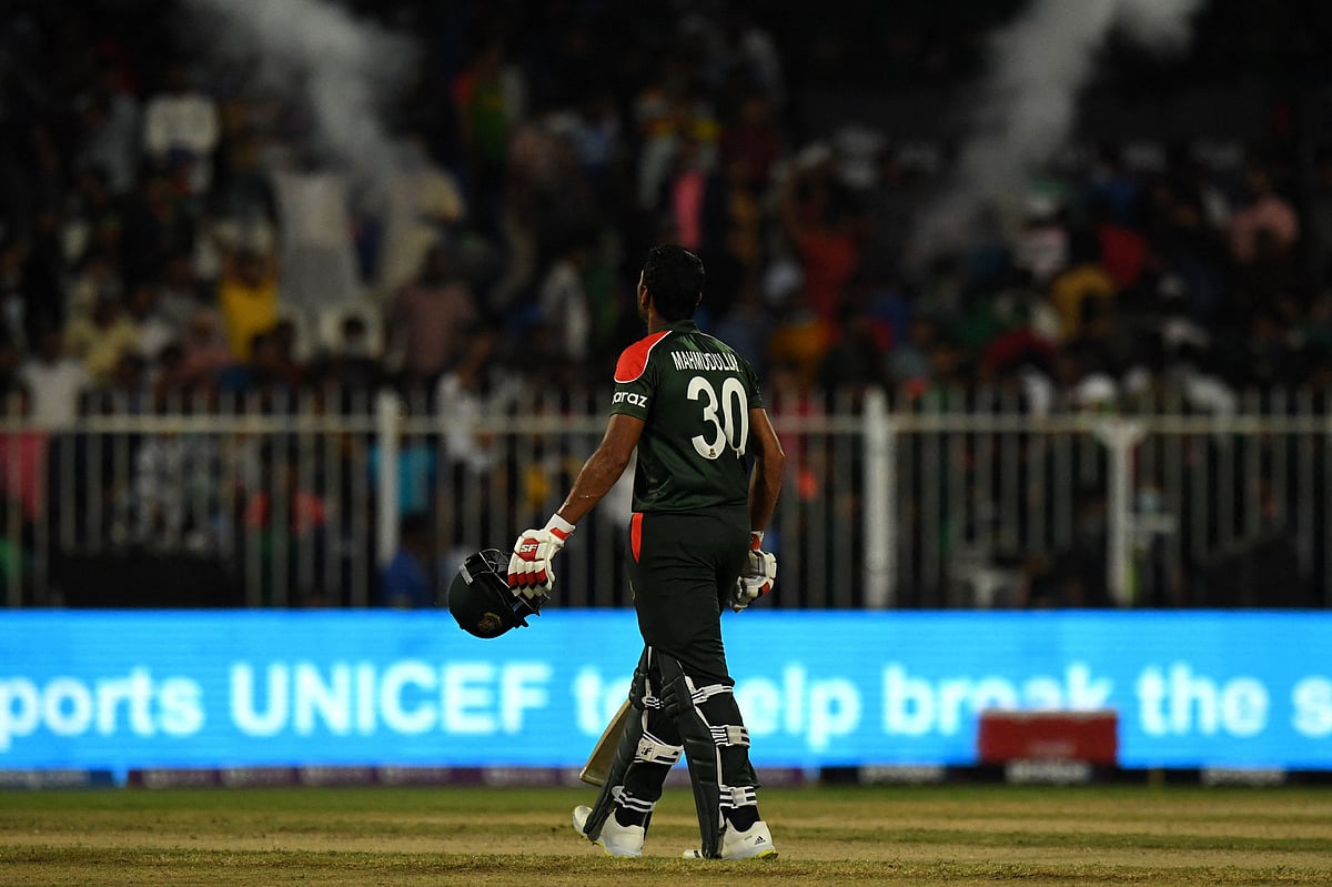 ম্যাচ শেষে হতাশা নিয়ে মাঠ ছাড়ছেন মাহমুদউল্লাহ
