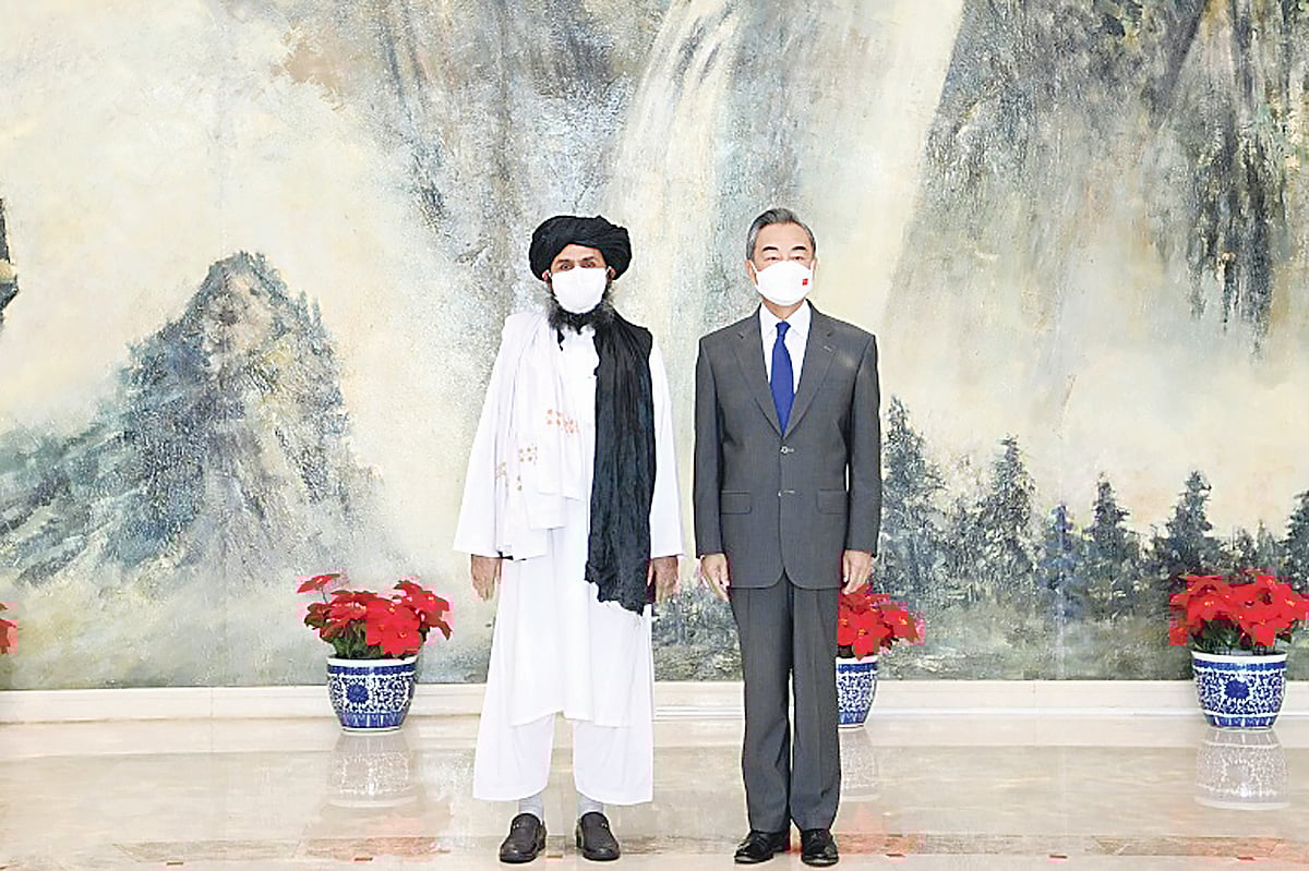 চীনের তিয়ানজিন শহরে তালেবান নেতা মোল্লা আবদুল গনি বারাদার ও চীনের পররাষ্ট্রমন্ত্রী ওয়াং ই। ২৮ জুলাইয়ের ছবি