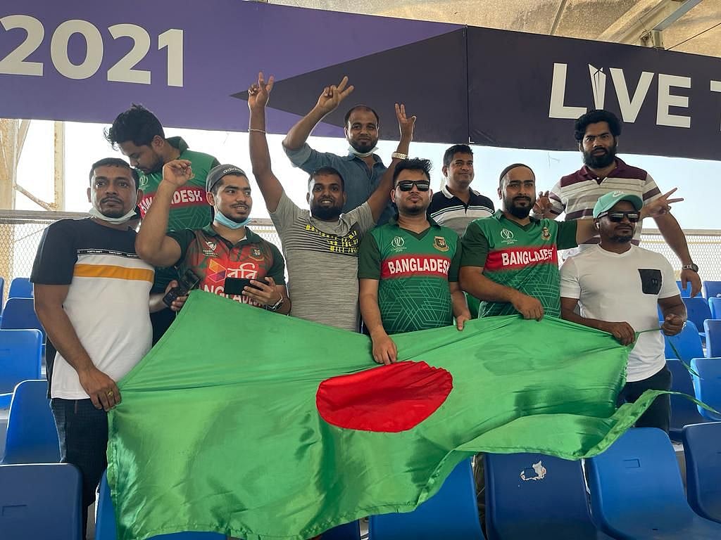 শারজায় বাংলাদেশ দলকে সমর্থন করতে গ্যালারিতে প্রবাসী বাংলাদেশিরা