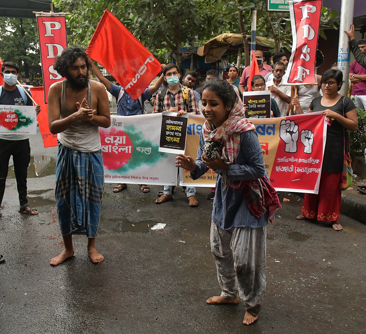 কলকাতায় বাংলাদেশ উপহাইকমিশনের কাছে বিক্ষোভ কর্মসূচিতে প্রগতিশীল গণতান্ত্রিক ছাত্রছাত্রী ফেডারেশন বা পিডিএসএফের পথনাটিকা