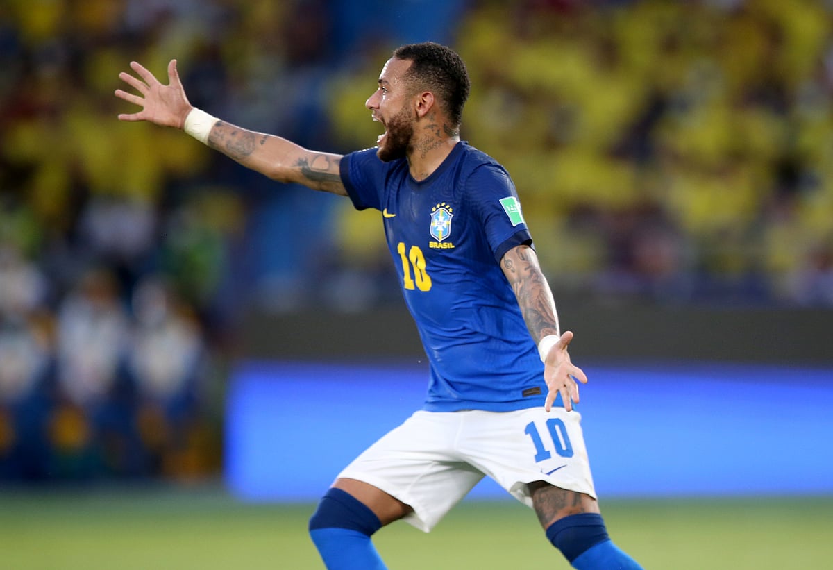 রেফারির সিদ্ধান্তের প্রতিবাদ করছেন নেইমার