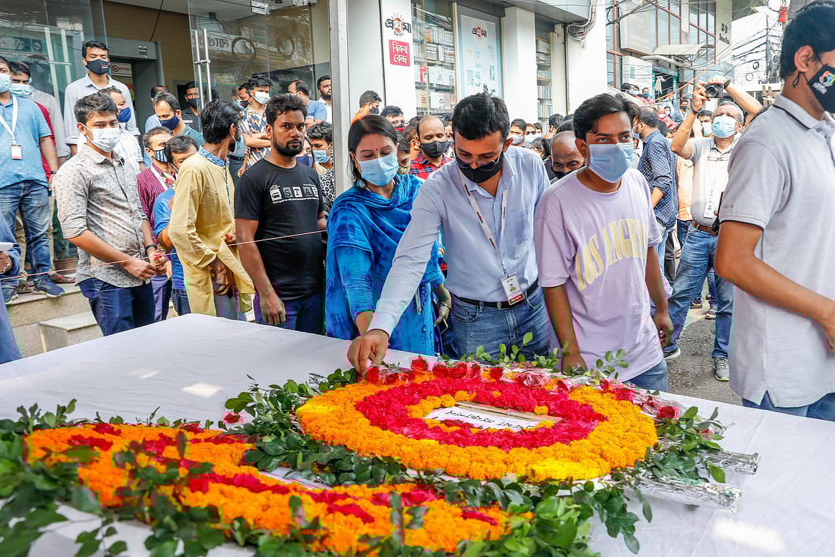 রাজধানীর কারওয়ান বাজারে প্রথম আলোর কার্যালয়ের সামনে অরুণ বসুর মরদেহে ফুলেল শ্রদ্ধা জানান সহকর্মীরা