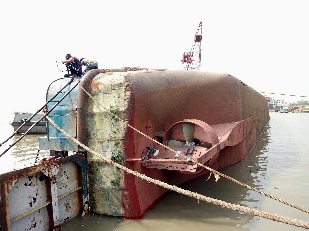 এক পাশে কাত হয়ে ডুবে যায় ফেরি আমানত শাহ। বুধবার মানিকগঞ্জের পাটুরিয়া ঘাটে