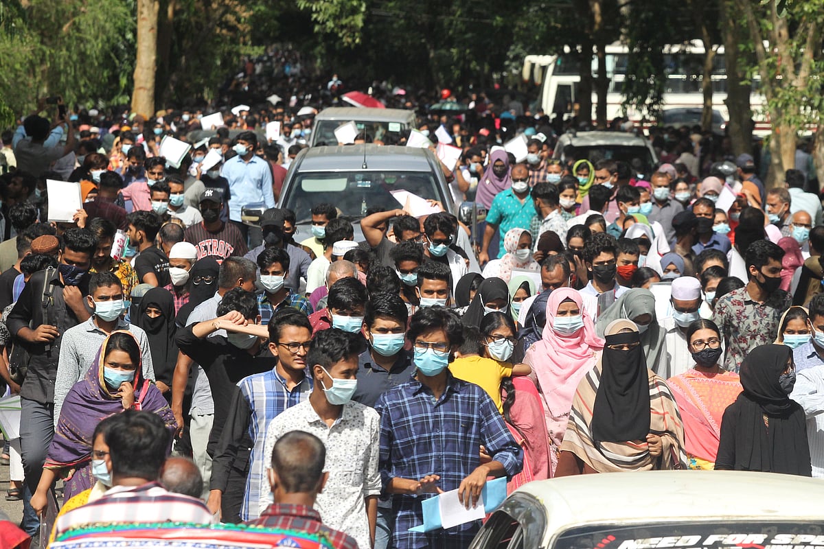 বিশ্ববিদ্যালয়ে ভর্তি পরীক্ষা শেষে ক্যাম্পাস থেকে বেরিয়ে আসছেন শিক্ষার্থীরা। শাহজালাল বিজ্ঞান ও প্রযুক্তি বিশ্ববিদ্যালয়, সিলেট।