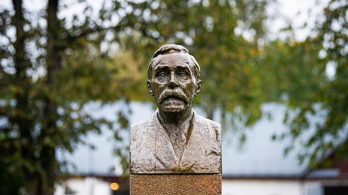 আলফ্রেড নোবেলের আবক্ষ মূর্তি