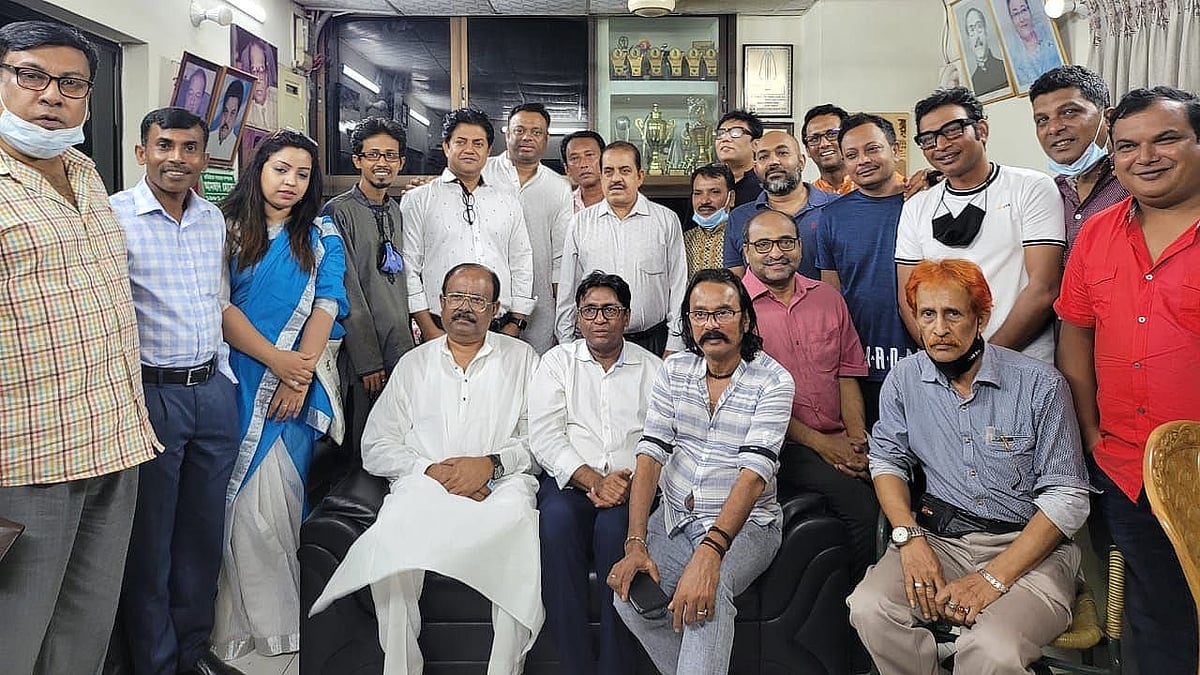 এফডিসির পরিচালক সমিতির পাঠাগারে চলচ্চিত্র এবং টেলিভিশনের নির্মাতা, প্রযোজক, শিল্পী ও কলাকুশলীদের মতবিনিময় সভা হয়