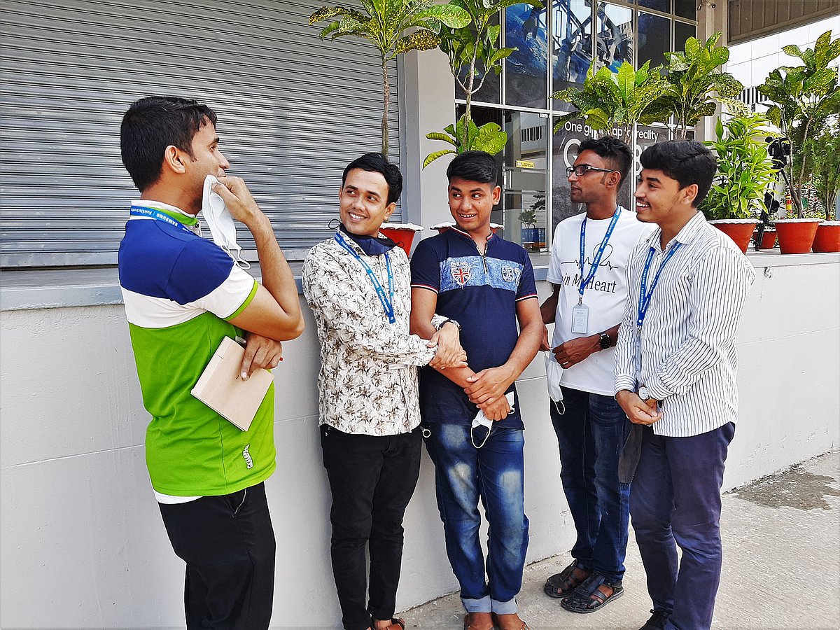 কাজের ফাঁকে আলাপচারিতায় হিজড়ারা