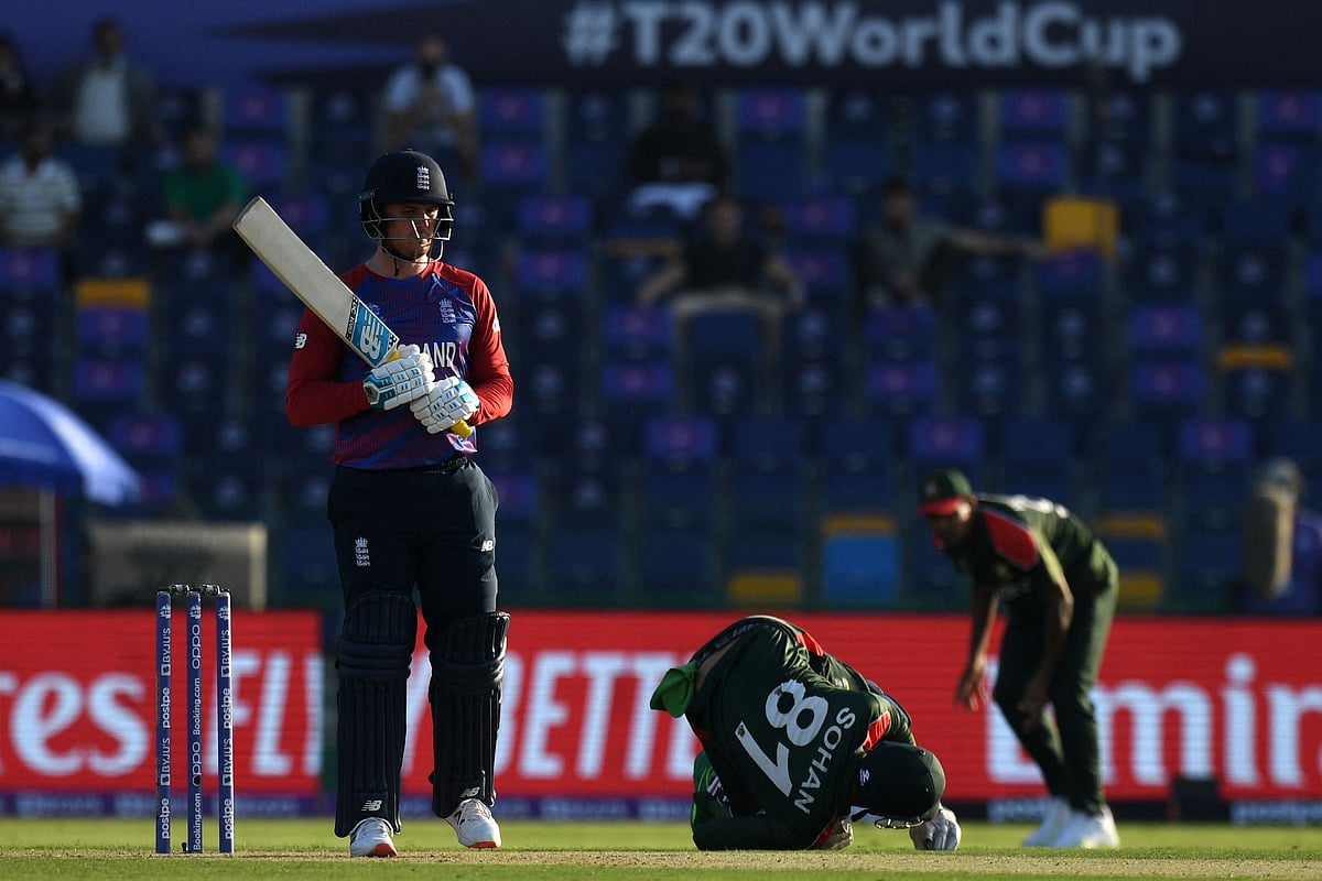 দাঁড়িয়ে আছেন ইংল্যান্ডের ব্যাটসম্যান। একটু দূরে বসে পড়েছেন বাংলাদেশের ফিল্ডাররা। ছবিটা প্রতীকী হিসেবে ধরে ম্যাচের ফল আন্দাজ করে নেওয়া যায়