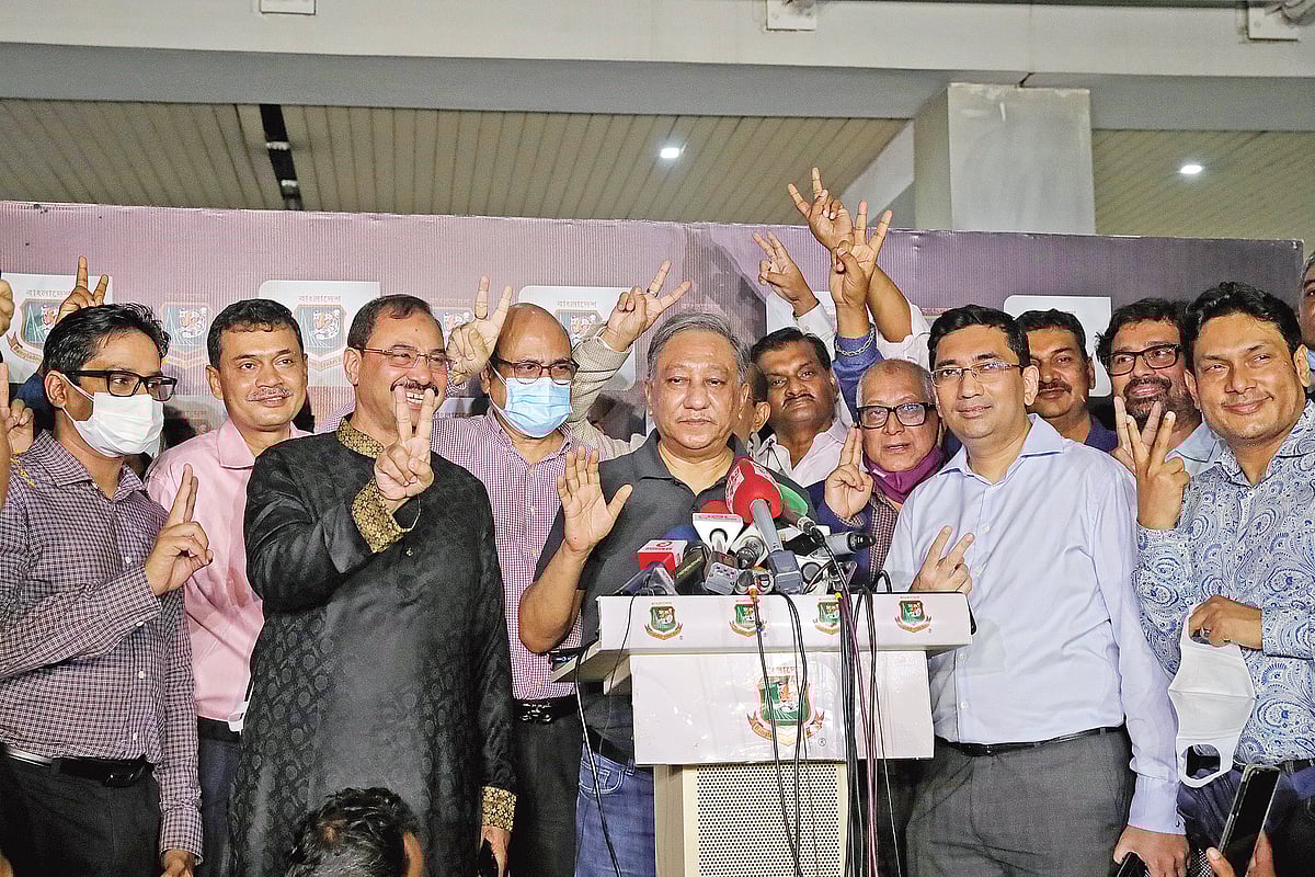 বিসিবির পরিচালনা পর্ষদে পুনর্নির্বাচিত হয়েছেন নাজমুল হাসান। নির্বাচনের ফল পাওয়ার পর বিসিবির বর্তমান সভাপতির সঙ্গে অন্য বিজয়ীরা