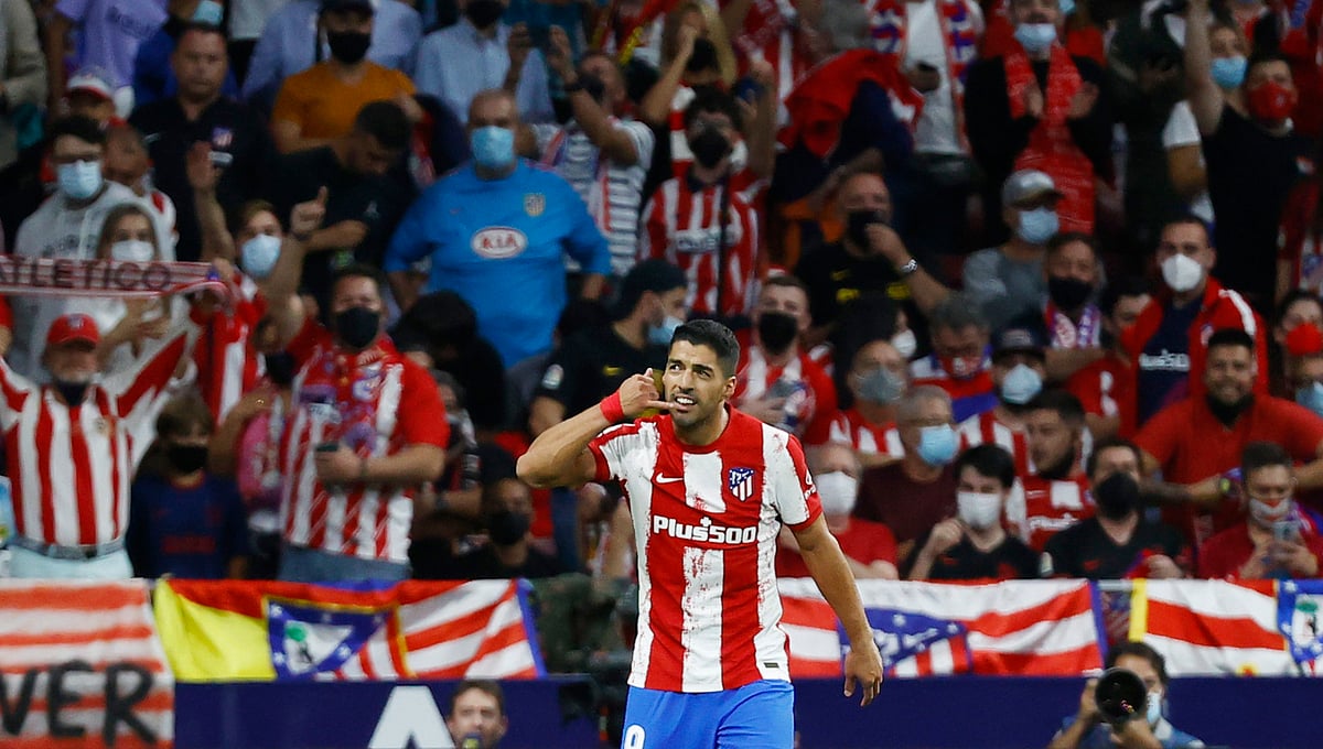 বার্সেলোনার বিপক্ষে গোল করার পর একপর্যায়ে কানের কাছে হাত নিয়ে ফোন করার ভঙ্গি করেছেন আতলেতিকো মাদ্রিদের উরুগুইয়ান স্ট্রাইকার লুইস সুয়ারেজ