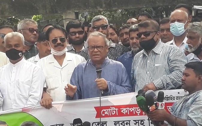 মানববন্ধনে অংশ নেন বিএনপির নেতা রুহুল কবির রিজভী