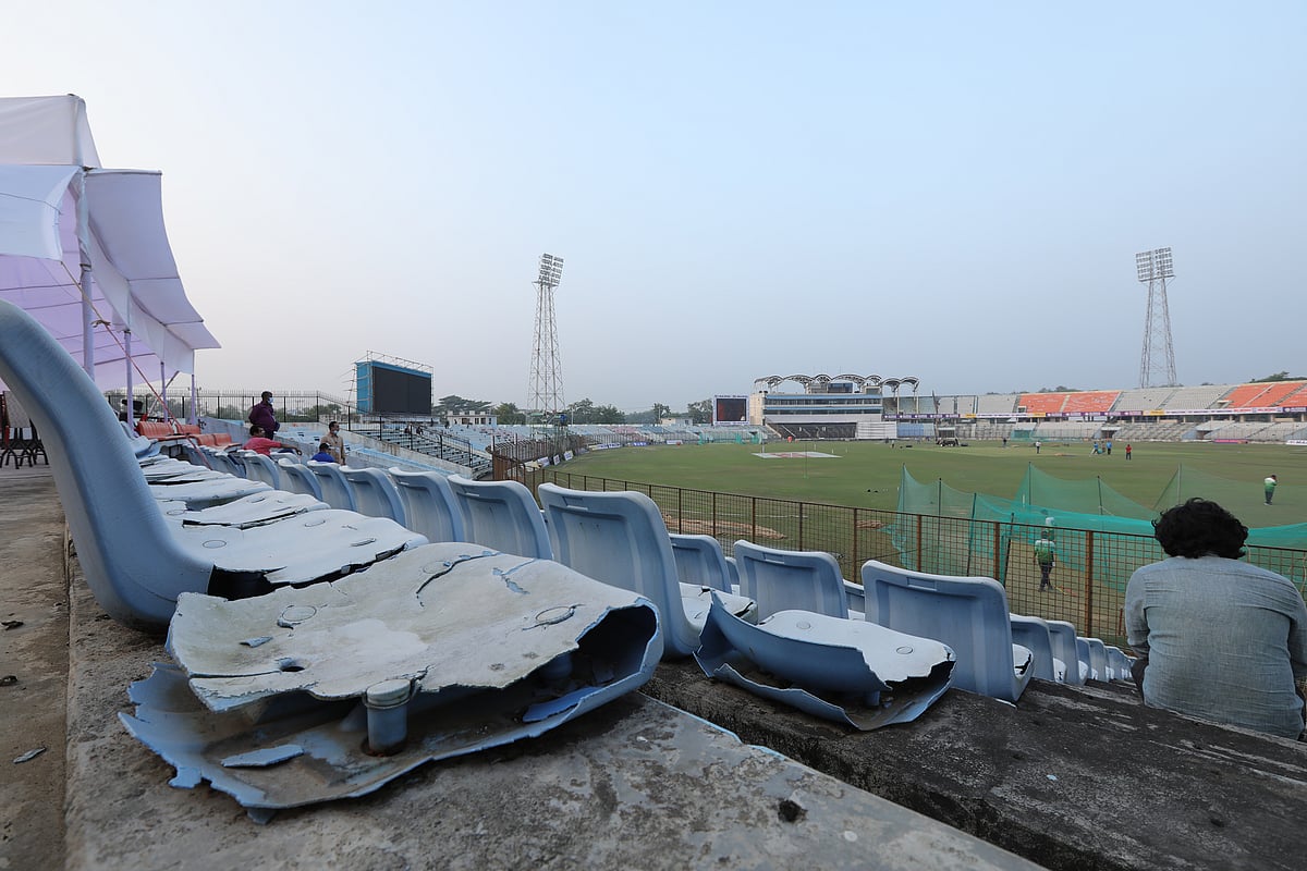 গ্যালারির চেয়ার ভাঙা, নেই কোনো রক্ষণাবেক্ষণ