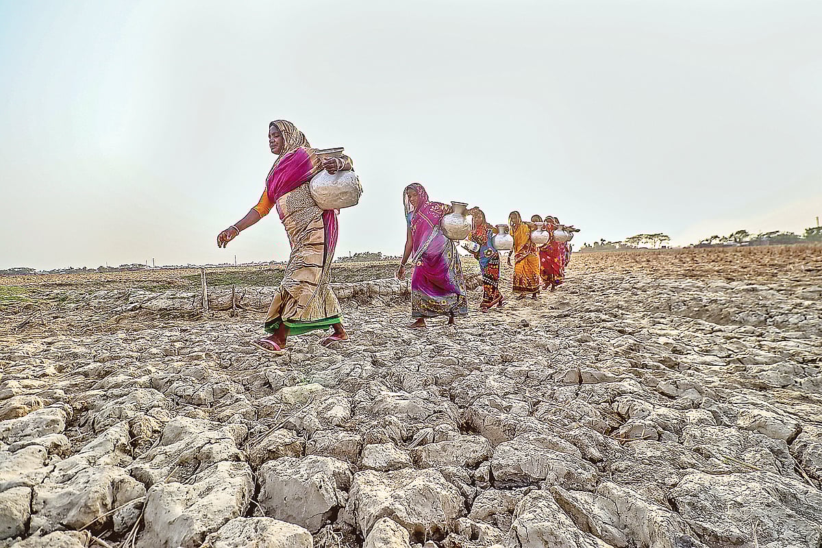 জলবায়ু পরিবর্তনের সঙ্গে দক্ষিণাঞ্চলের জীবনযাত্রার অনেকটাই পরিবর্তন হয়েছে। খরার মৌসুমে দেখা দেয় তীব্র পানির সংকট। দূর–দূরান্ত থেকে সুপেয় পানি সংগ্রহ করে ফিরছেন নারীরা